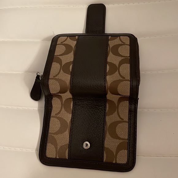 Coach signature wallet with zippered coin /card compartment - Picture 2 of 10